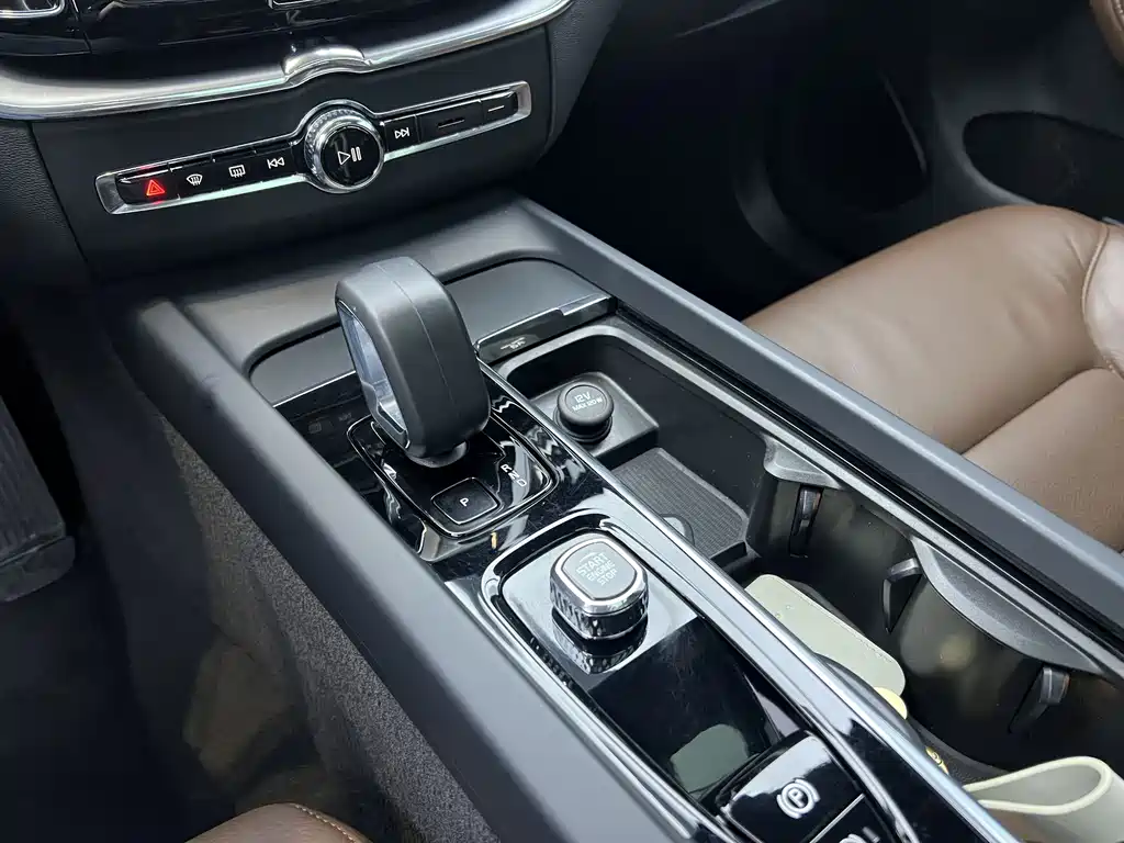 Volvo XC60 2023 B5 four-wheel drive Zhiyi Luxury Edition купить на сайте DeffCars