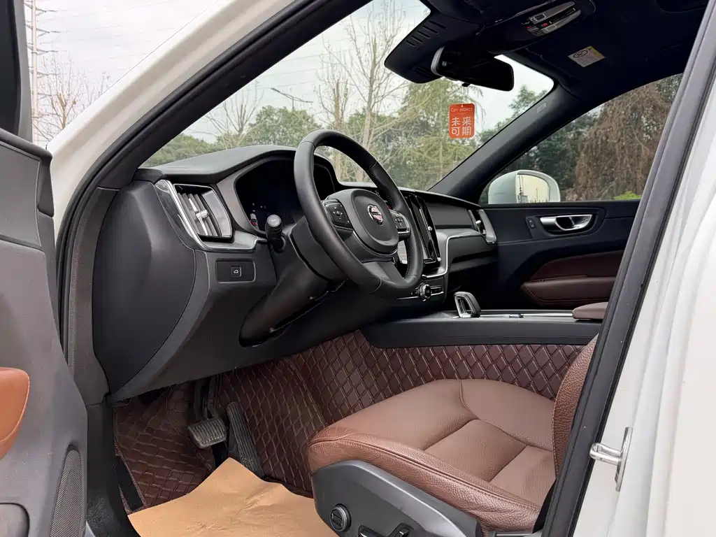 Volvo XC60 2023 B5 four-wheel drive Zhiyi Luxury Edition купить на сайте DeffCars