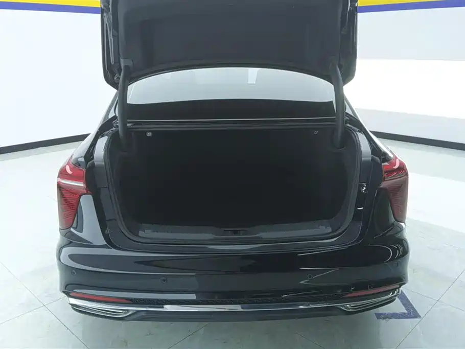 Hongqi H5 2024 2.0T Automatic Zhilianqichang Edition купить на сайте DeffCars