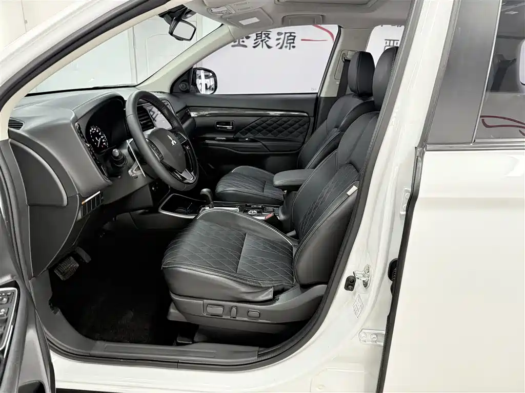 Outlander 2020 2.4L four-wheel drive exclusive version, 5 seats купить на сайте DeffCars