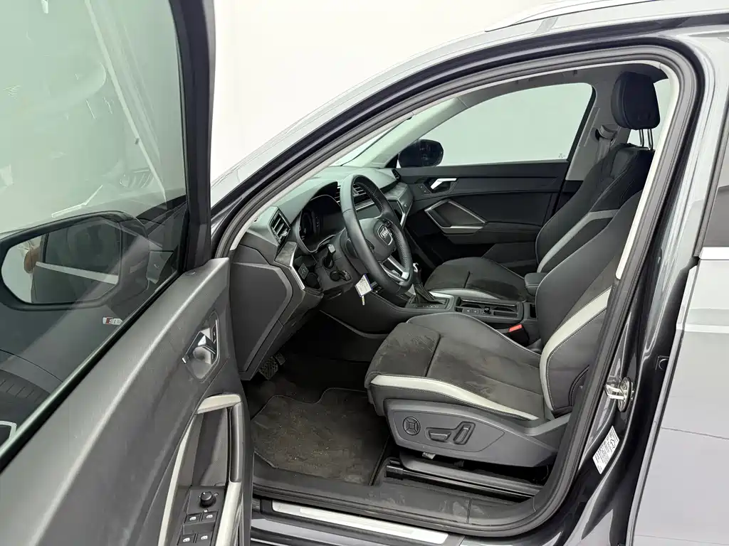 Audi Q3 2022 35 TFSI aggressive and dynamic купить на сайте DeffCars
