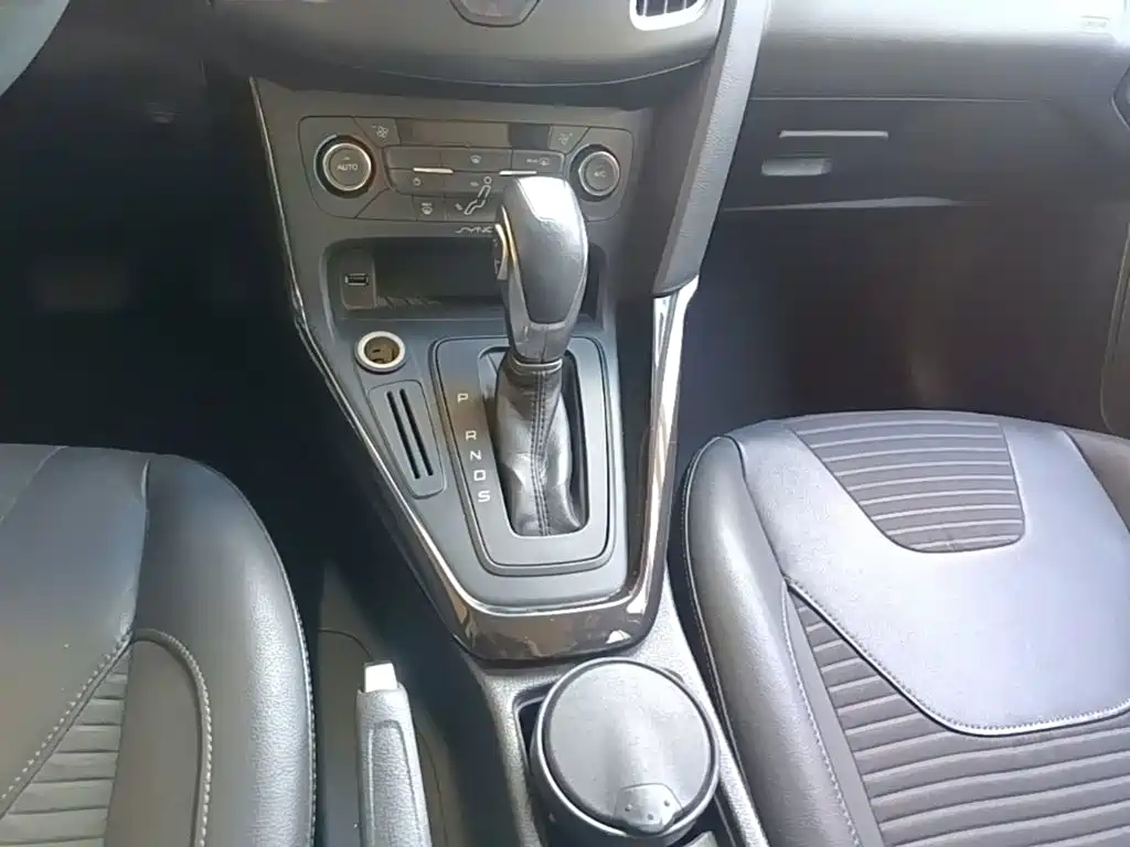 Focus 2015 hatchback 1.6L automatic fashion model купить на сайте DeffCars
