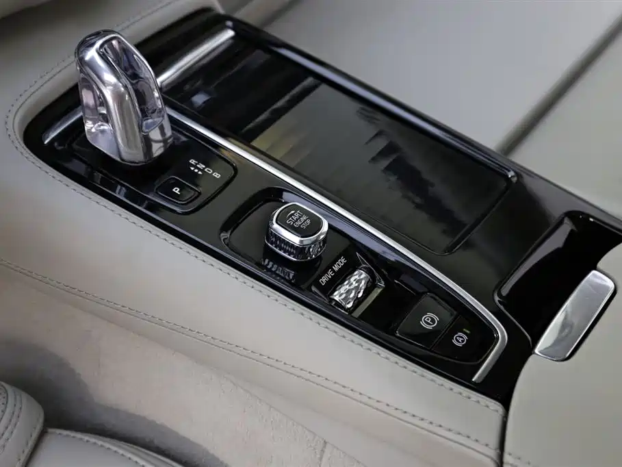 Volvo S90 Plug-in Hybrid 2019 T8 E-Drive Hybrid Honor Edition 3 Seats National VI купить на сайте DeffCars
