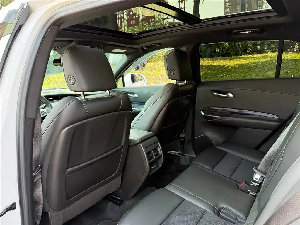 Cadillac XT4 2022 28T two-wheel drive fashion model купить на сайте DeffCars