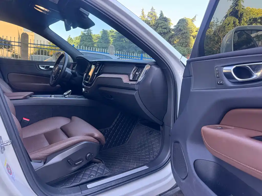 Volvo XC60 2023 B5 four-wheel drive Zhiyuan Deluxe Edition купить на сайте DeffCars