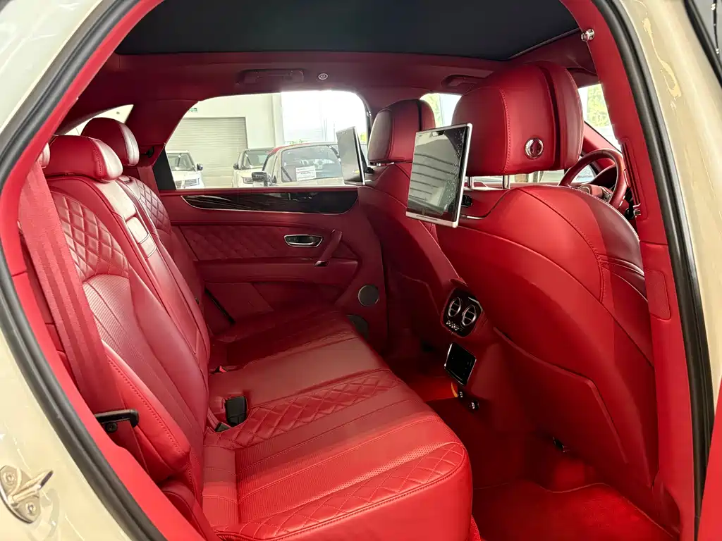 Bentayga 2017 6.0T Standard Edition купить на сайте DeffCars