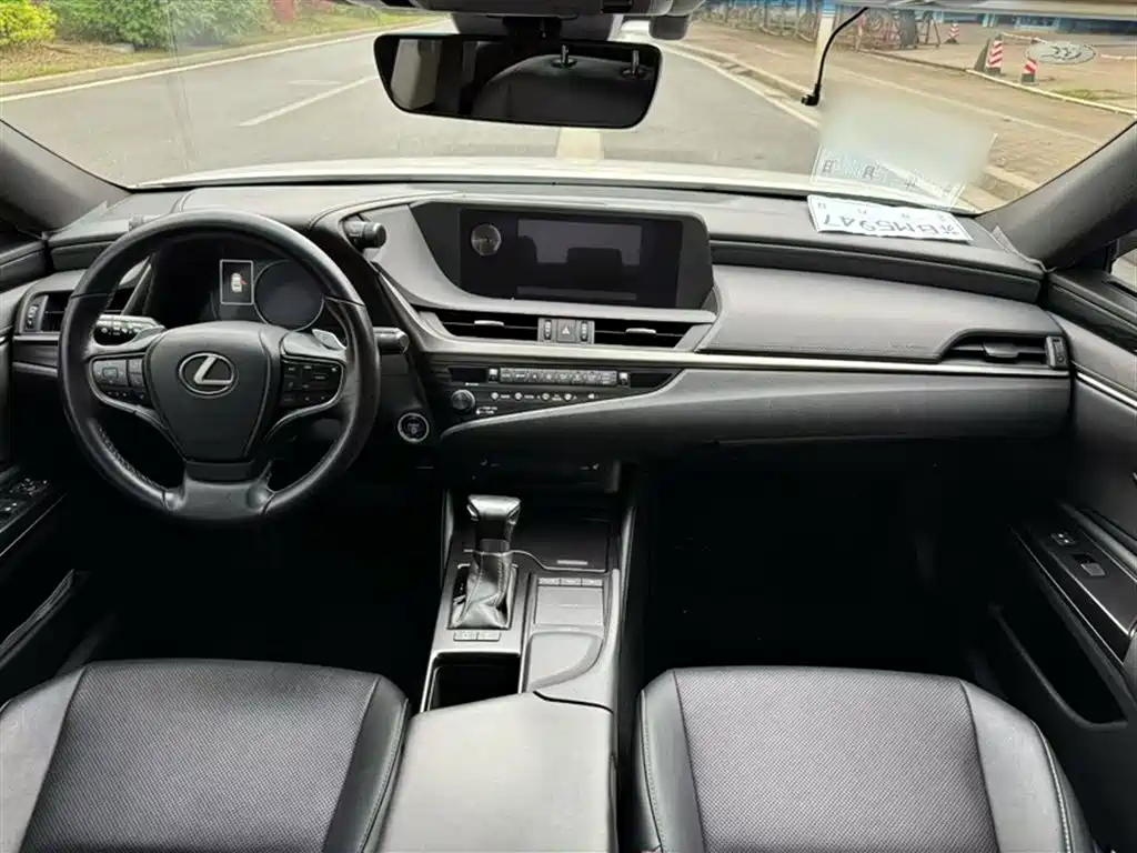 Lexus ES 2018 300h Excellence Edition National VI купить на сайте DeffCars