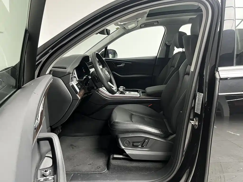 Audi Q7 2023 55 TFSI quattro S line sports version купить на сайте DeffCars