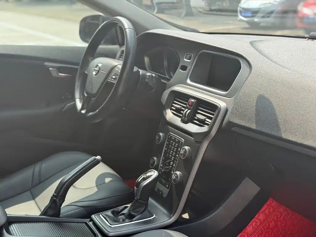 Volvo V40 2017 T3 Smart Edition купить на сайте DeffCars