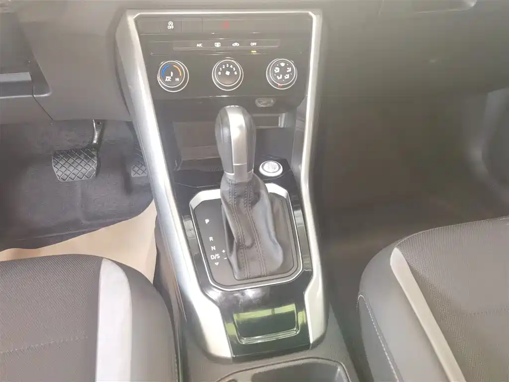 T-ROC 2019 230TSI DSG two-wheel drive aggressive model National VI купить на сайте DeffCars
