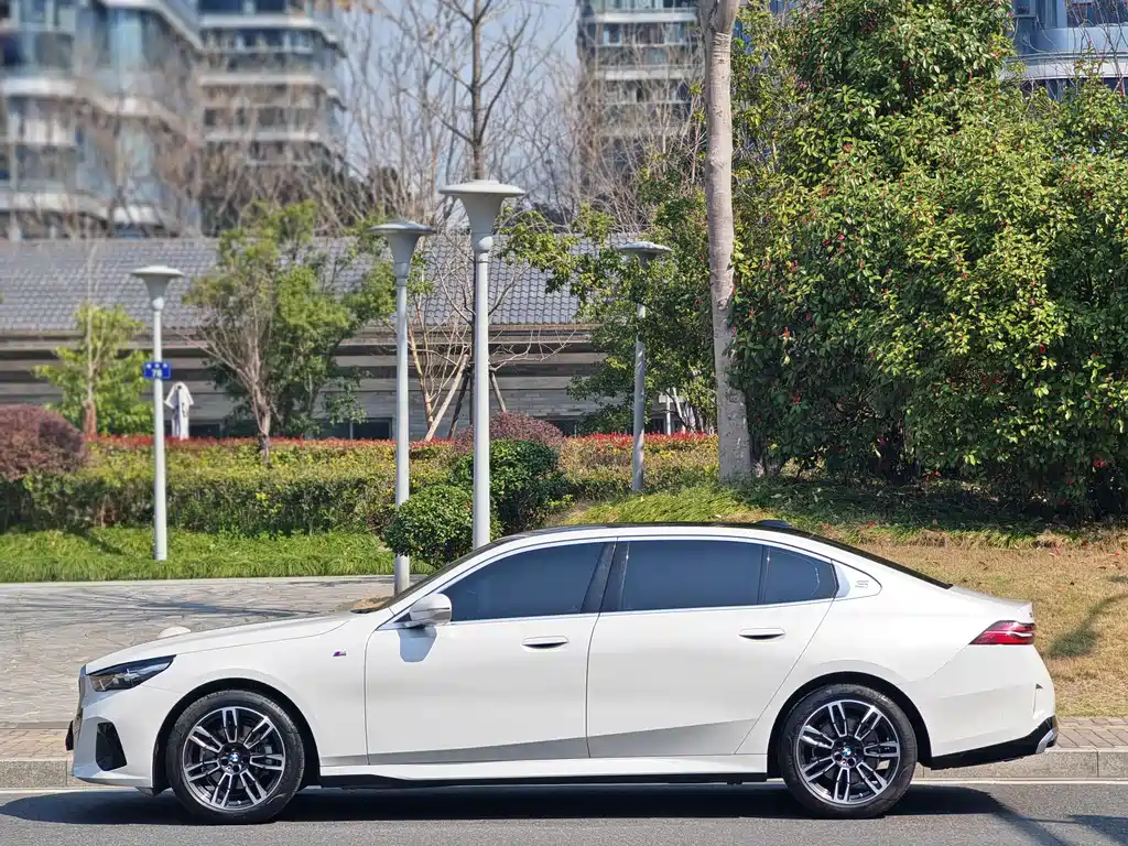 BMW 5 Series 2024 525Li M Sports Package купить на сайте DeffCars