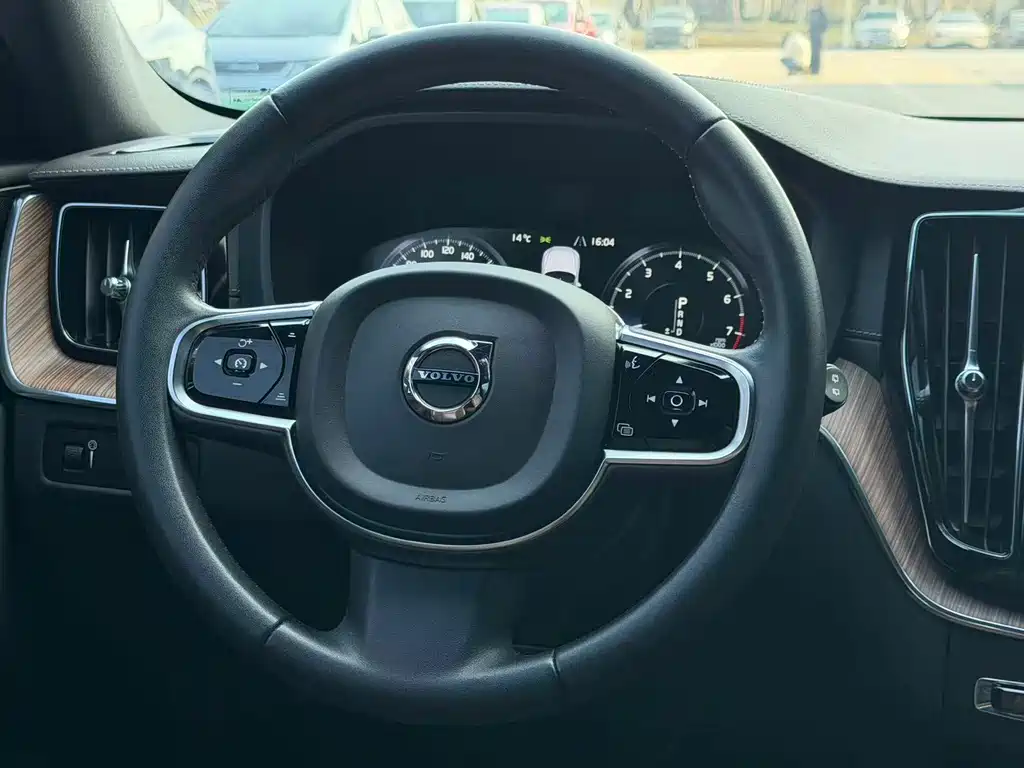 Volvo XC60 2021 T5 four-wheel drive Zhiyuan Deluxe Edition купить на сайте DeffCars