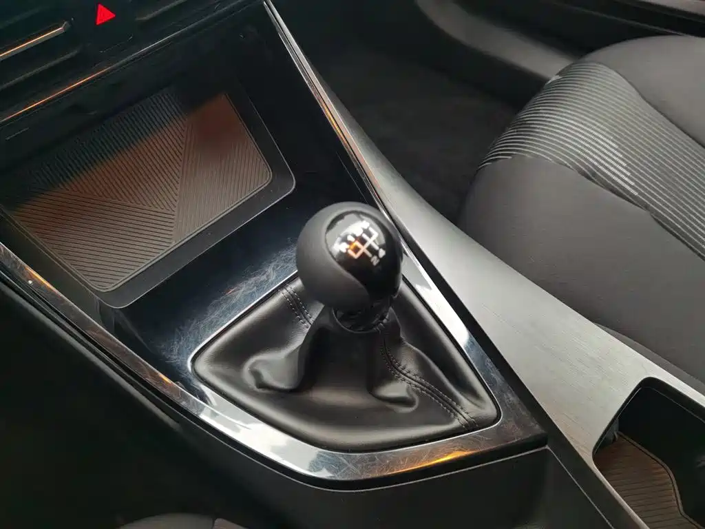 Roewe i5 2021 1.5L manual platinum version купить на сайте DeffCars