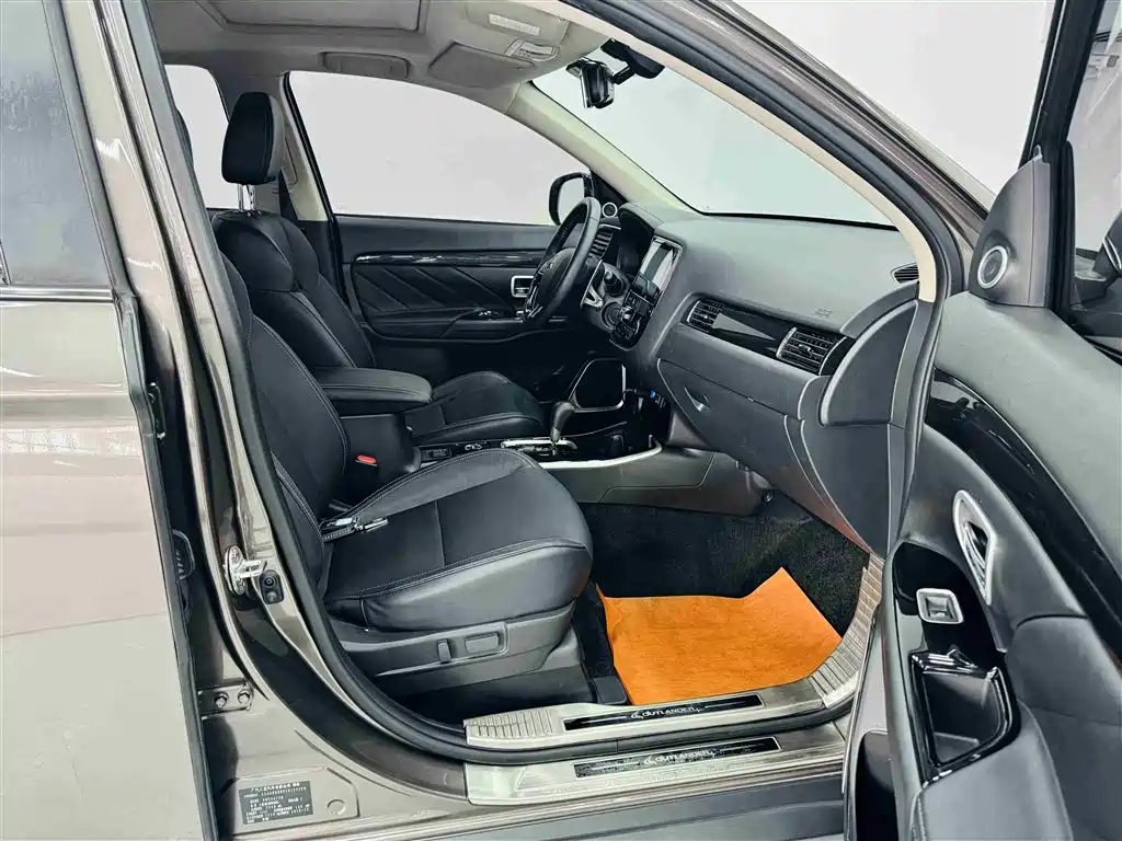 Outlander 2019 2.4L four-wheel drive exclusive version, 5 seats, National V купить на сайте DeffCars