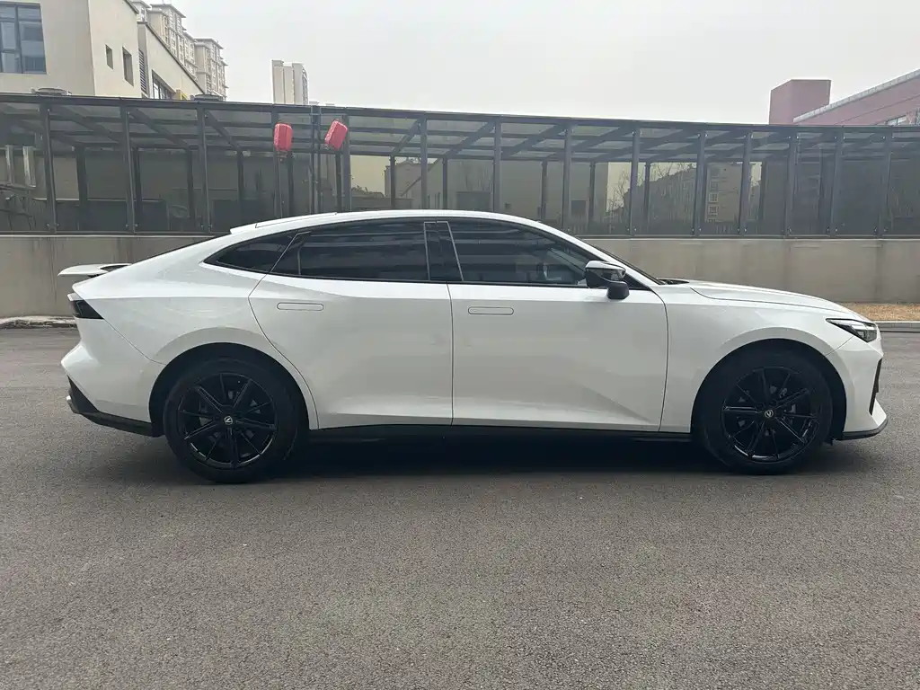 Changan UNI-V 2022 1.5T premium model купить на сайте DeffCars