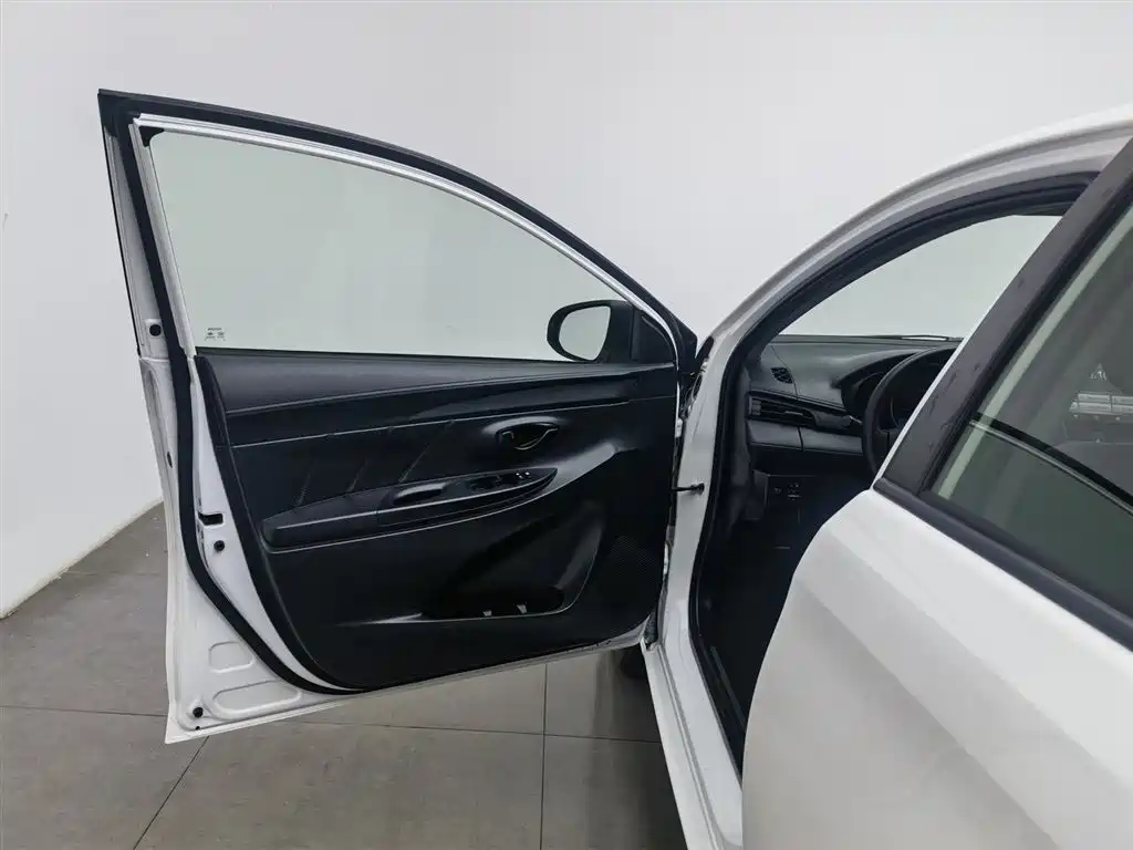 YARiS L 2017 1.5E CVT Charming Edition купить на сайте DeffCars