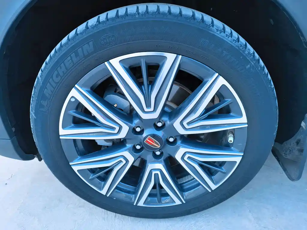 Hongqi HS5 2022 facelift 2.0T Zhilian Qixiang four-wheel drive version купить на сайте DeffCars
