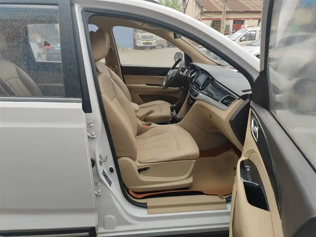Baojun 730 2016 1.5L manual comfort type 7 seats National V купить на сайте DeffCars
