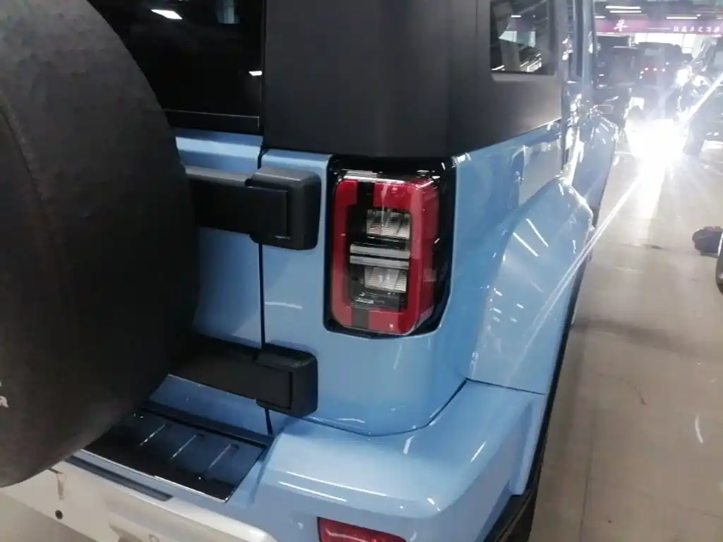 Beijing BJ40 2023 2.0T Automatic 4WD City Hunter Edition купить на сайте DeffCars