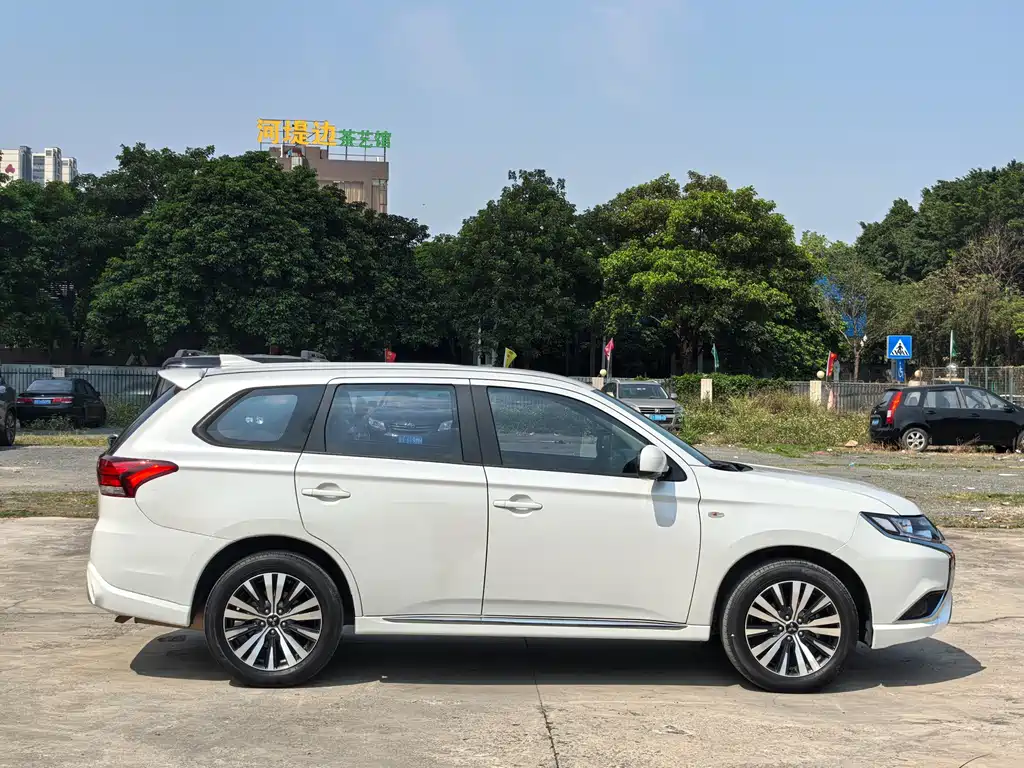 Outlander 2021 facelift 2.0L 2WD smooth version 5 seats купить на сайте DeffCars