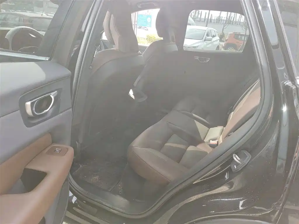 Volvo XC60 2025 B5 four-wheel drive Zhiyi Luxury Edition купить на сайте DeffCars