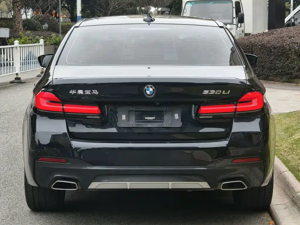 BMW 5 Series 2023 530Li Leading M Sports Package купить на сайте DeffCars