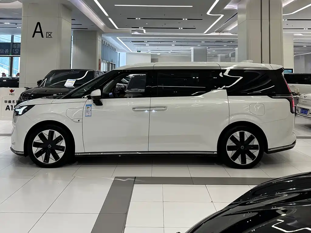 Volvo EM90 2025 Ultra six-seater купить на сайте DeffCars