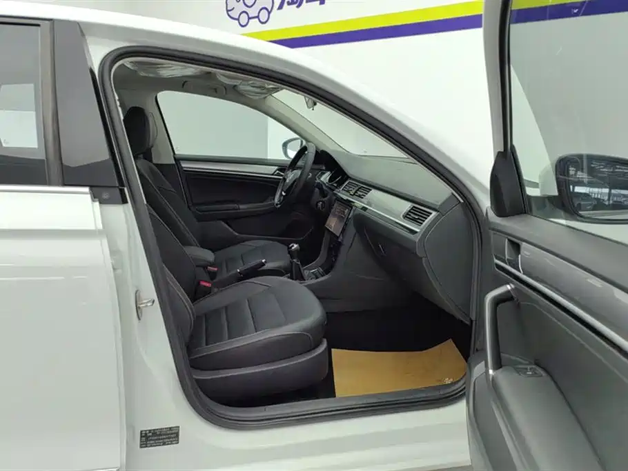 Bora 2018 1.5L manual comfort model купить на сайте DeffCars