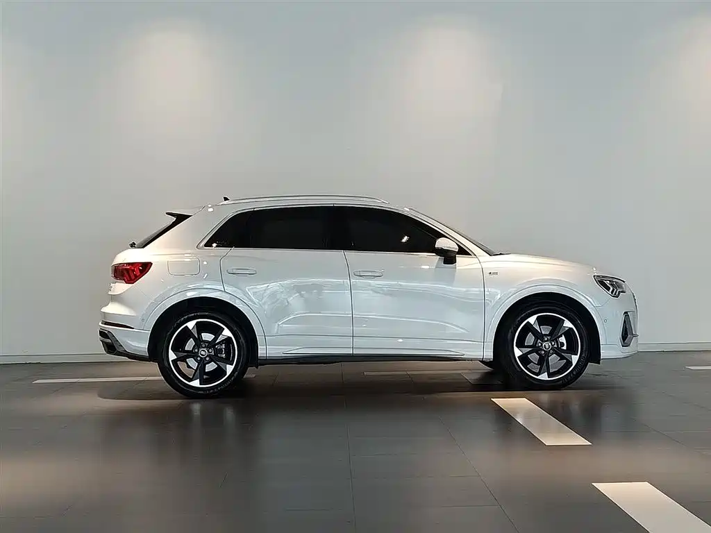 Audi Q3 2023 35 TFSI fashionable and dynamic model (1.5T) купить на сайте DeffCars