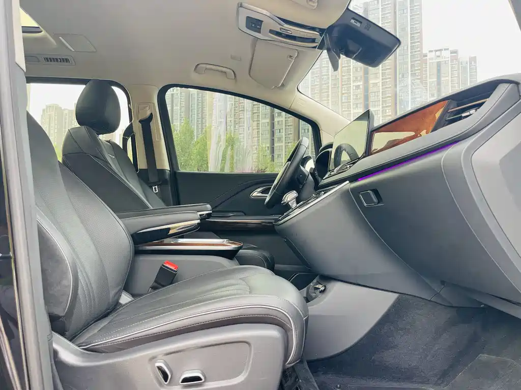 Hongqi HQ9 2023 2.0T Zhilian Flagship Edition купить на сайте DeffCars