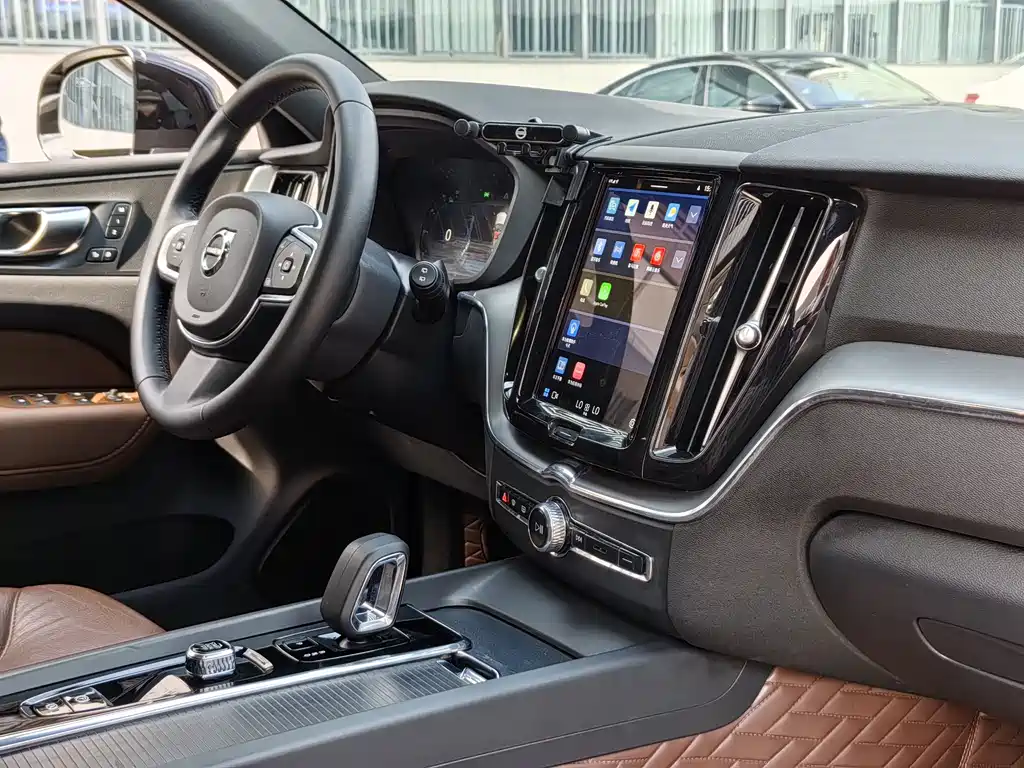 Volvo XC60 2024 B5 four-wheel drive Zhiyi Luxury Edition купить на сайте DeffCars