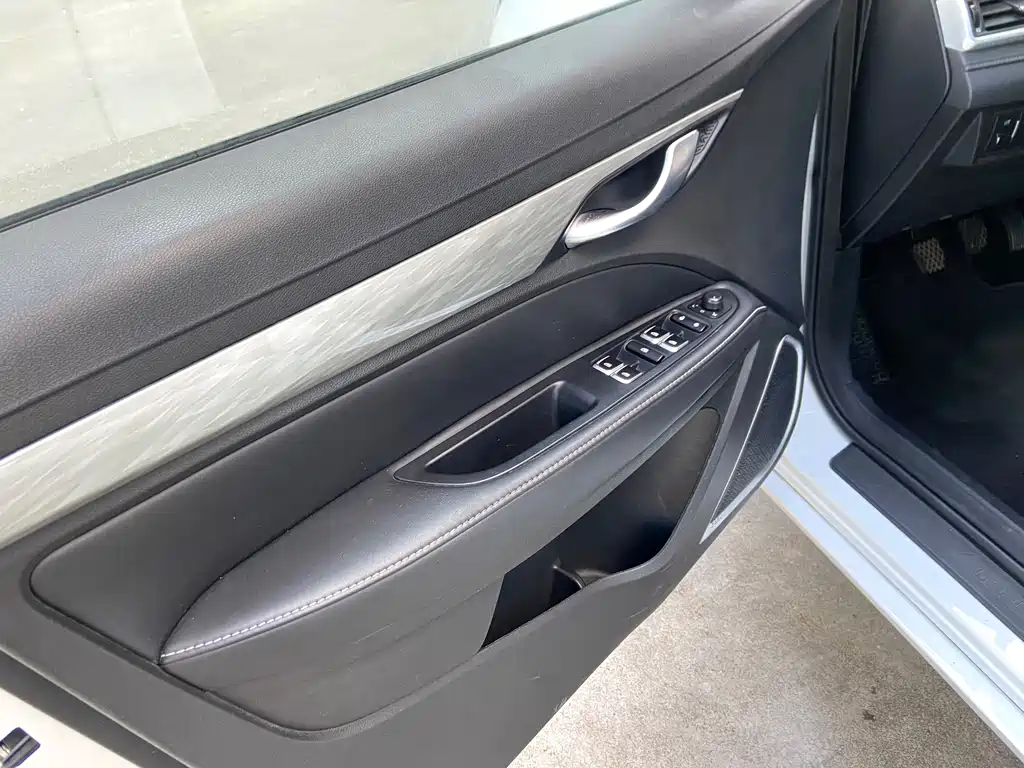 Emgrand 2019 Leading Edition 1.5L Manual Luxury Type National V купить на сайте DeffCars