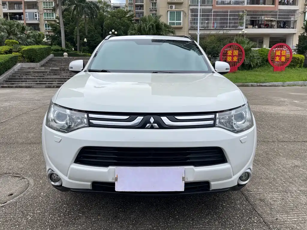 Outlander imported 2014 2.4L four-wheel drive luxury value version, 5 seats купить на сайте DeffCars