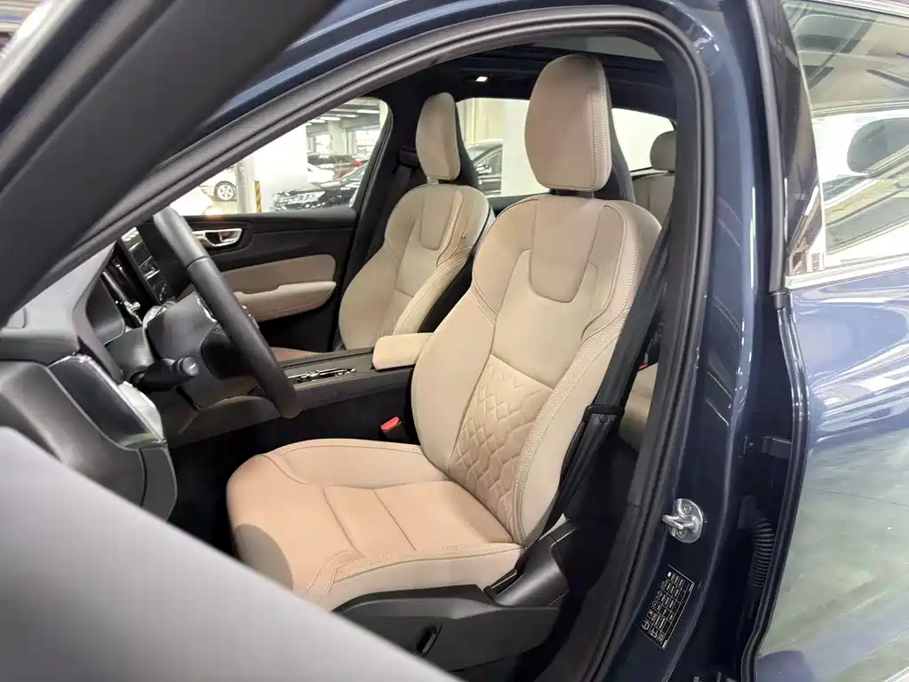 Volvo XC60 2026 B5 four-wheel drive Zhiyi Luxury Edition купить на сайте DeffCars