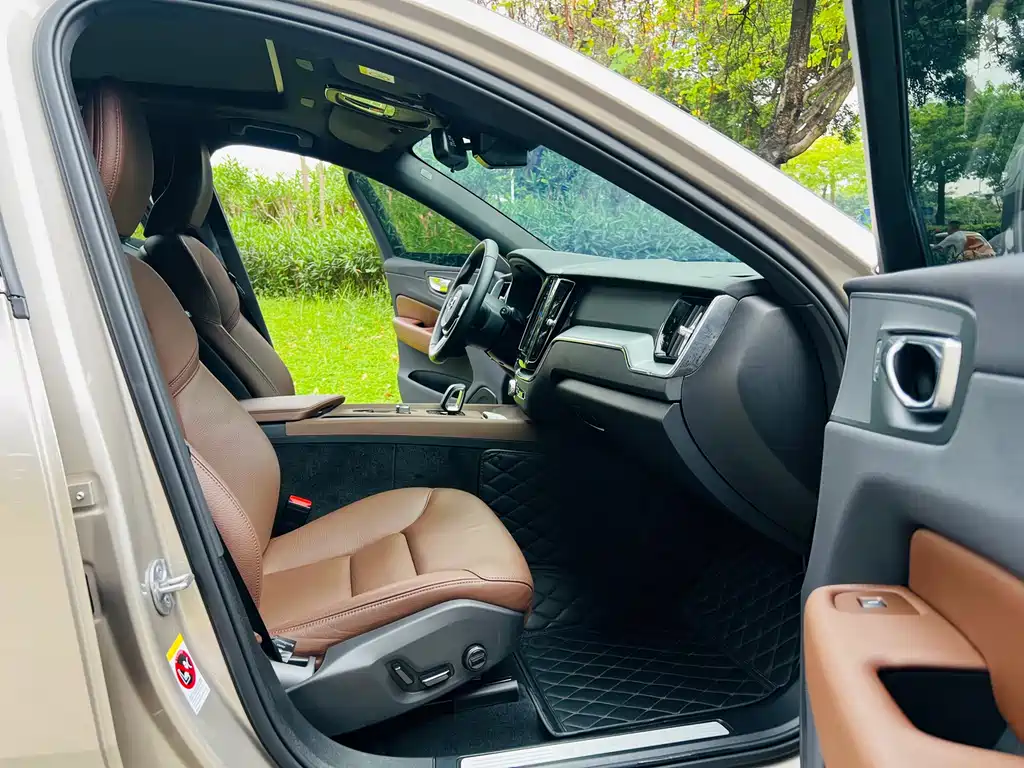 Volvo XC60 2025 B5 four-wheel drive Zhiyi Luxury Edition купить на сайте DeffCars