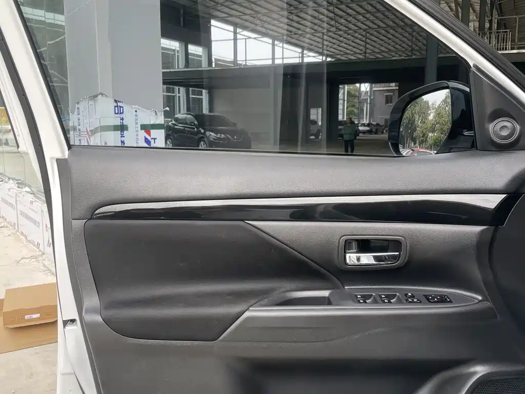 Outlander 2021 facelift 2.0L 2WD smooth version 5 seats купить на сайте DeffCars