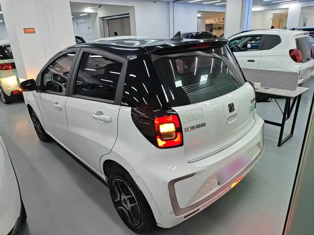 Huaxianzi 2021 model 302km fashion model 31.4kWh купить на сайте DeffCars