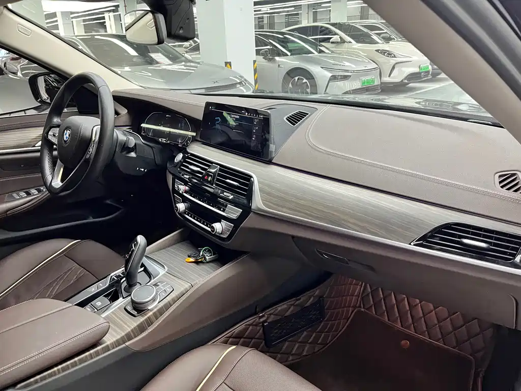 BMW 5 Series New Energy 2020 530Le Deluxe Package купить на сайте DeffCars