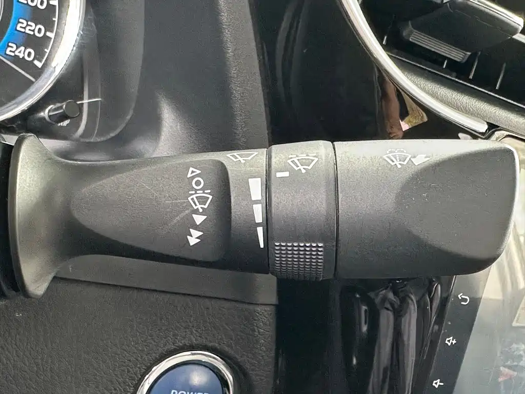 Corolla 2017 facelift dual engine 1.8L E-CVT leading version купить на сайте DeffCars