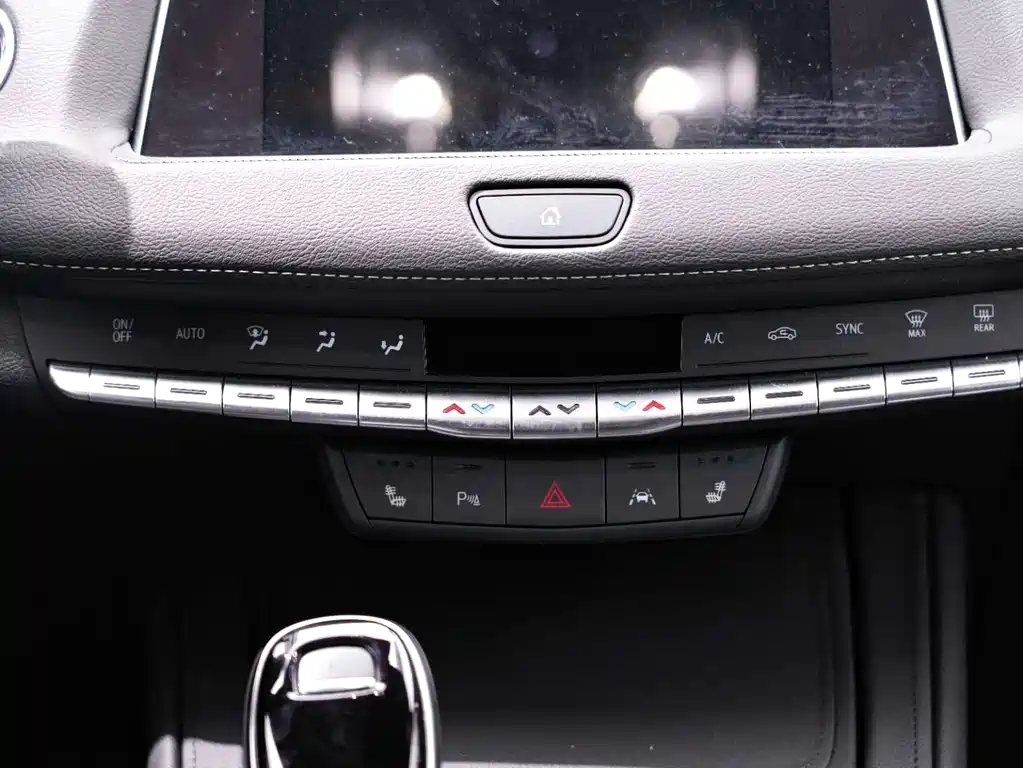 Cadillac XT4 2023 28T two-wheel drive luxury model купить на сайте DeffCars