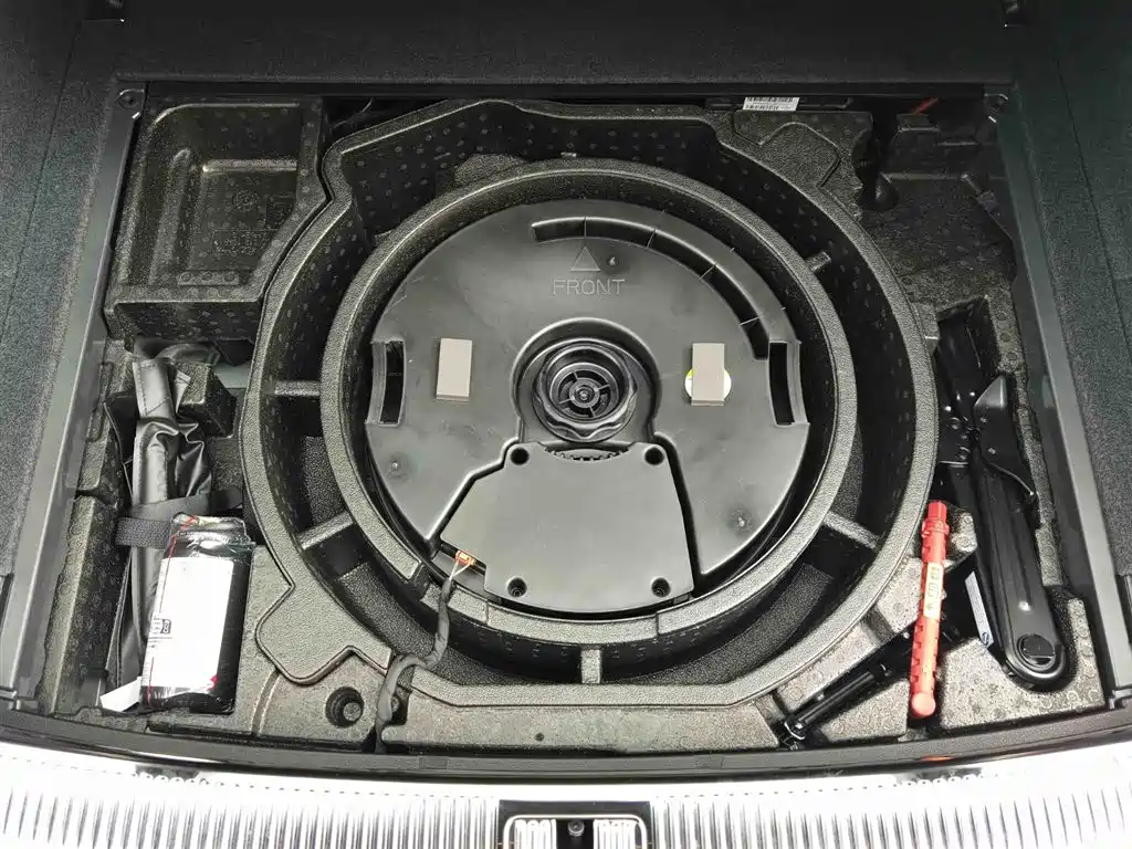 Audi Q5L 2025 45th Anniversary Collector's Edition 40 TFSI Luxurious and Dynamic купить на сайте DeffCars
