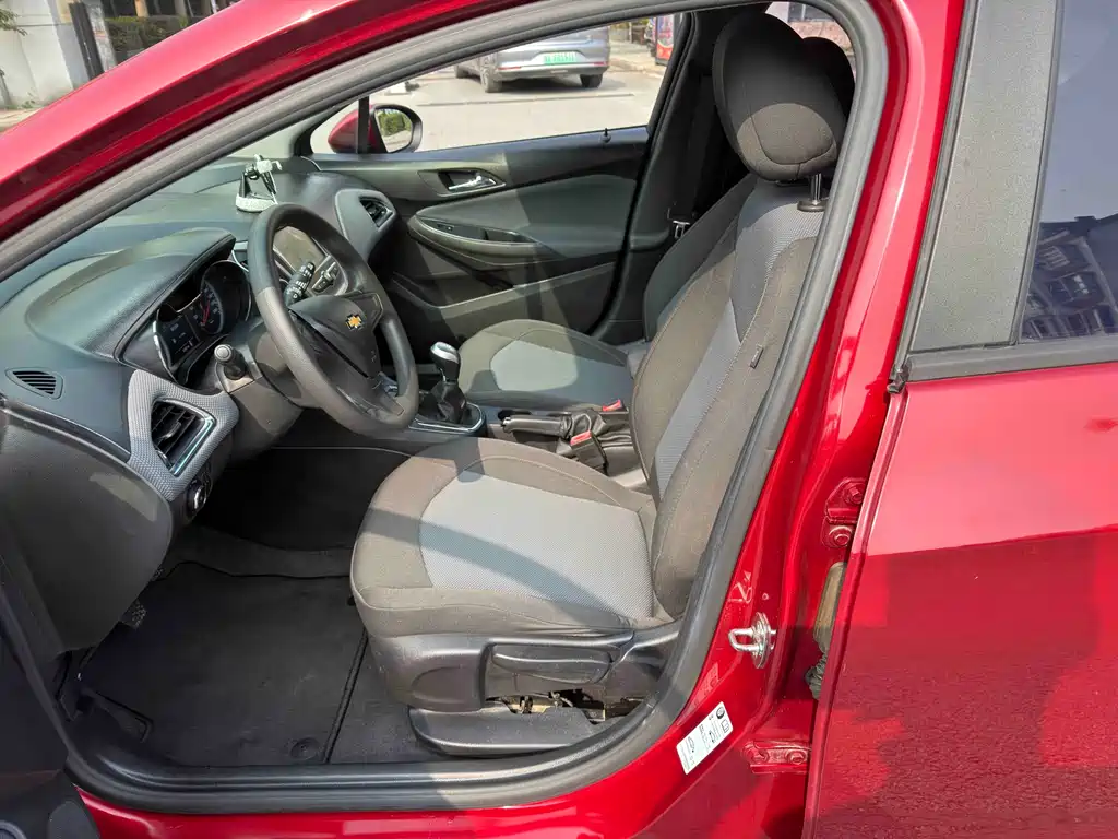 Cruze 2017 1.5L Hatchback Manual Pioneer Edition купить на сайте DeffCars