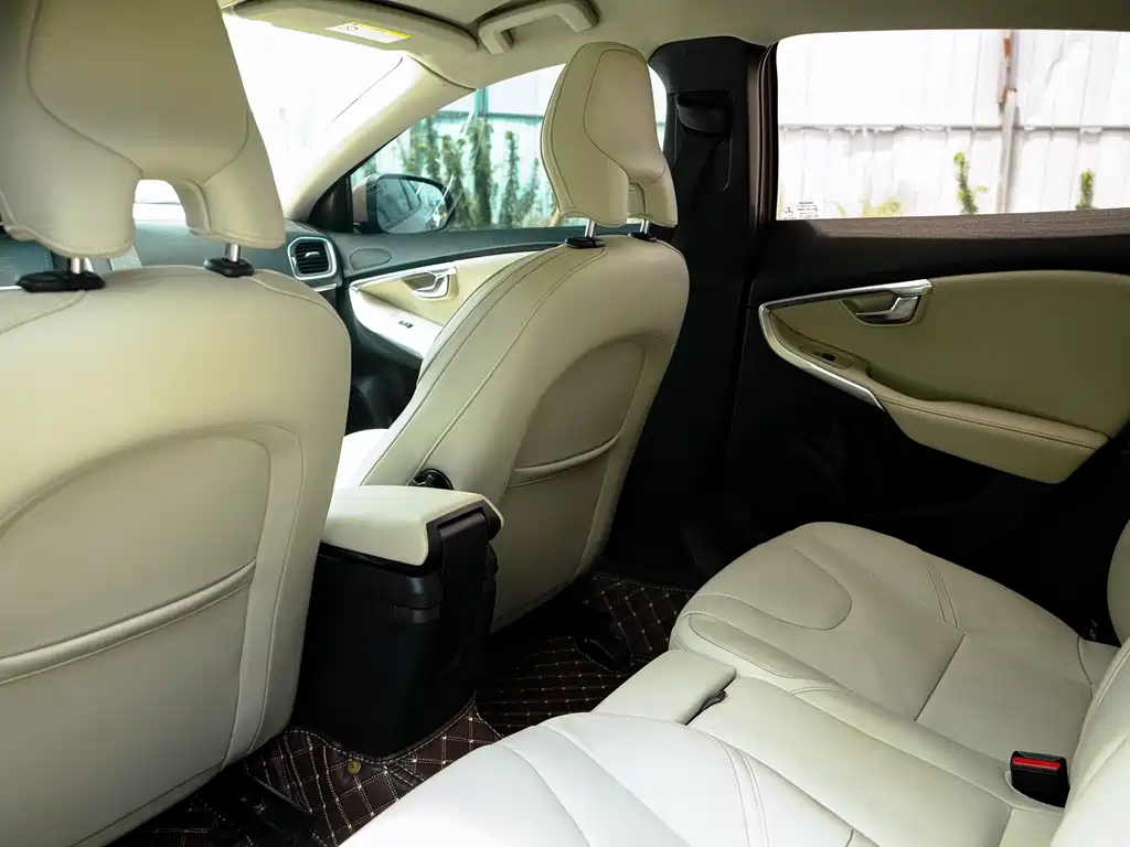 Volvo V40 2015 1.6T Zhiyi Edition купить на сайте DeffCars