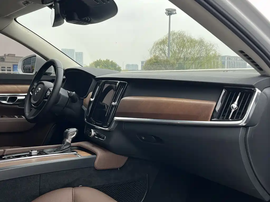 Volvo S90 2020 T5 Zhiyi Luxury Edition купить на сайте DeffCars