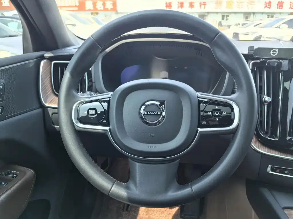 Volvo XC60 2023 B5 four-wheel drive Zhiyuan Deluxe Edition купить на сайте DeffCars