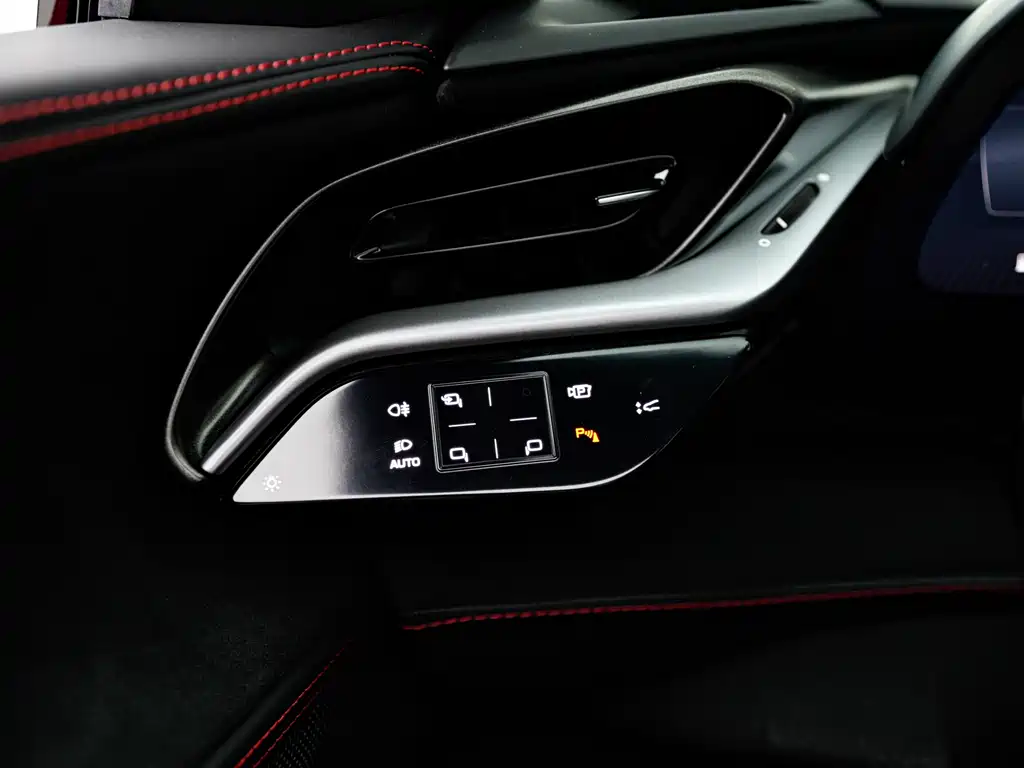 SF90 2021 3.9T V8 Spider купить на сайте DeffCars