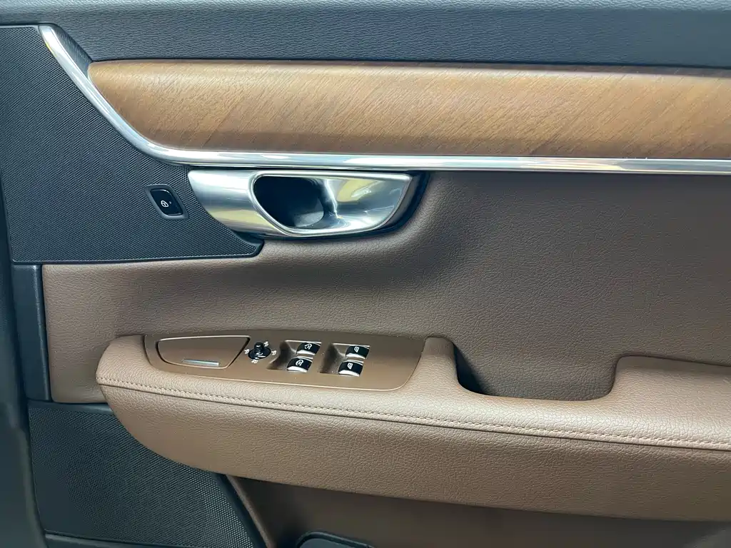 Volvo S90 Plug-in Hybrid 2020 T8 E-Drive Hybrid Zhiyi Luxury Edition купить на сайте DeffCars
