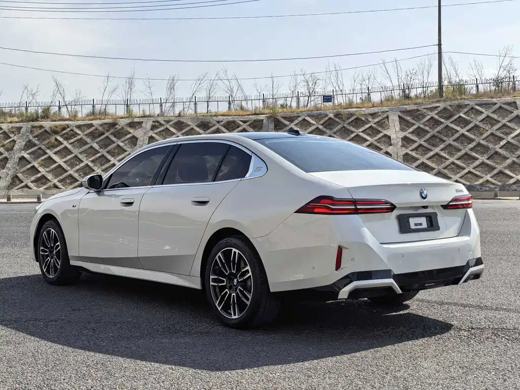BMW 5 Series 2025 525Li M Sports Package купить на сайте DeffCars