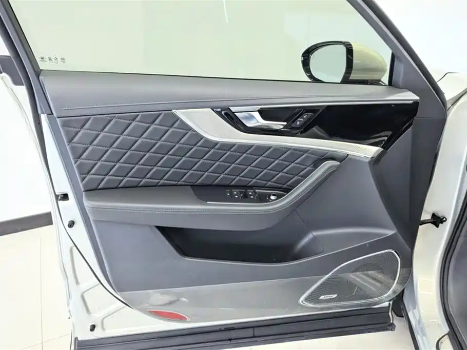 Hongqi HS5 2019 2.0T Zhilian Qixiang four-wheel drive version купить на сайте DeffCars