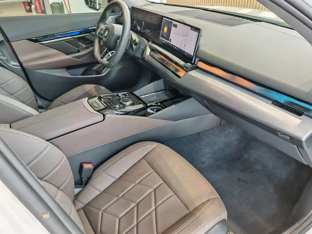 BMW 5 Series 2024 530Li Leading M Sports Package купить на сайте DeffCars